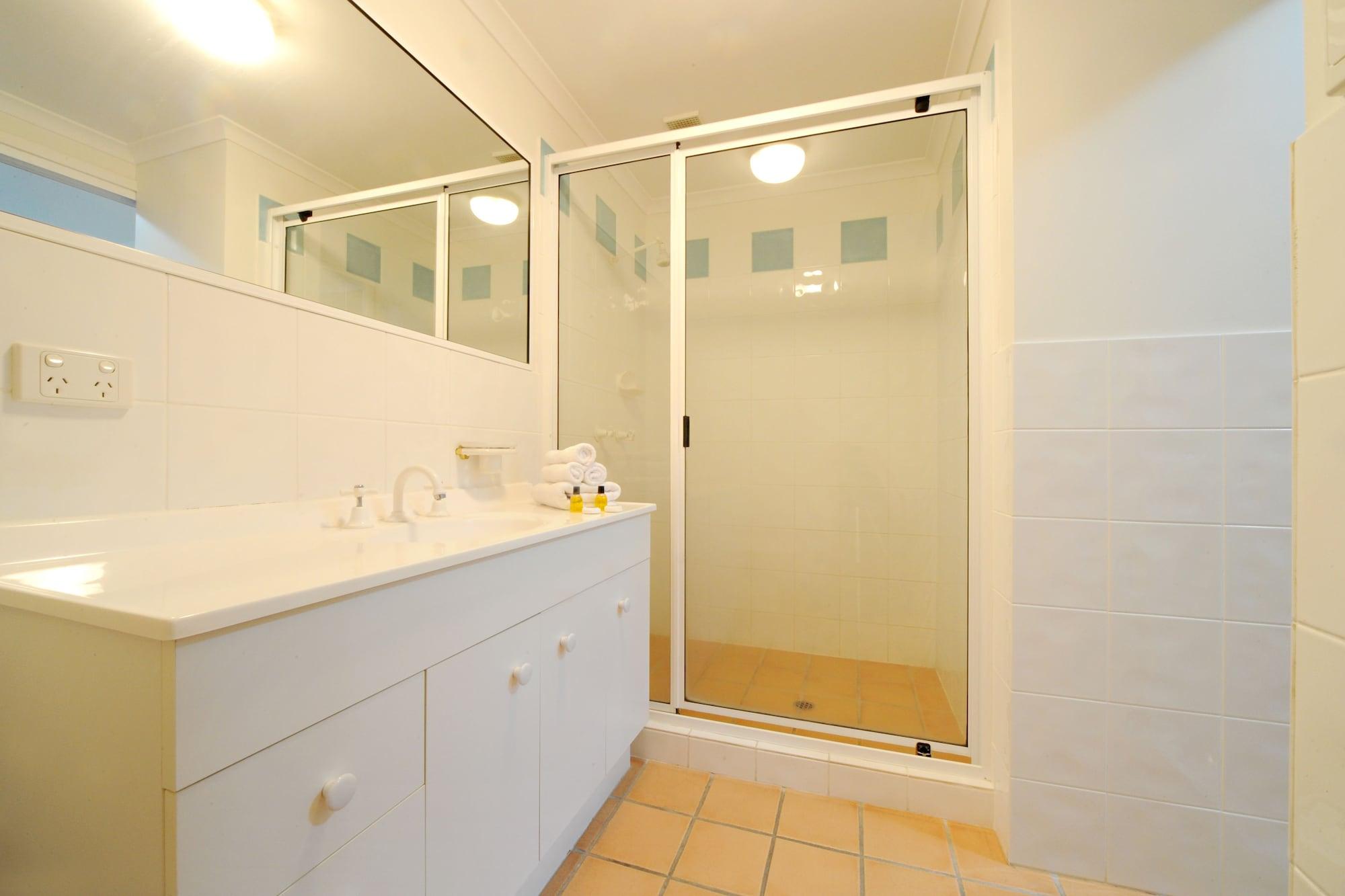 At Beach Court Holiday Villas Airlie Beach Eksteriør bilde