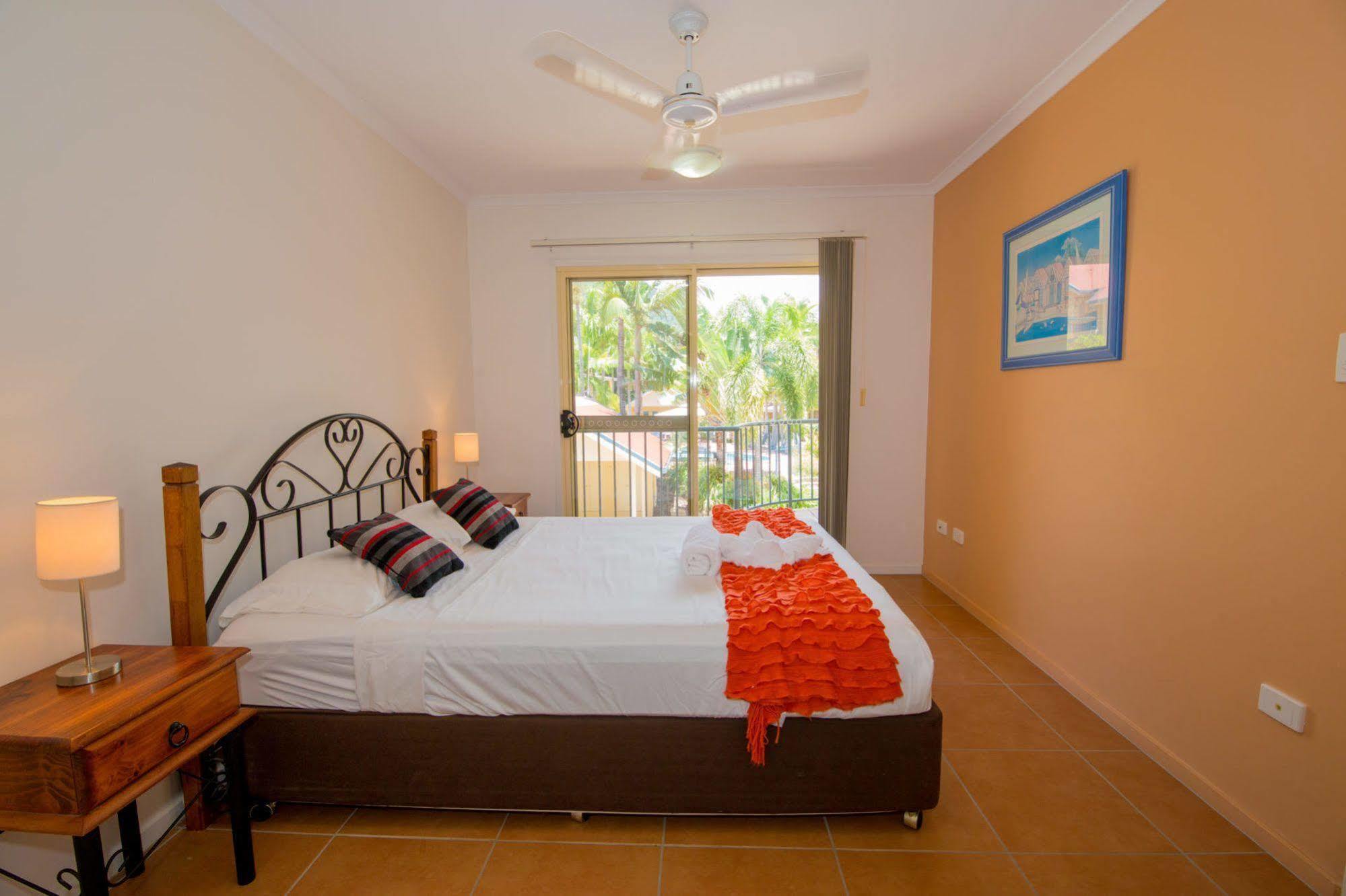At Beach Court Holiday Villas Airlie Beach Eksteriør bilde