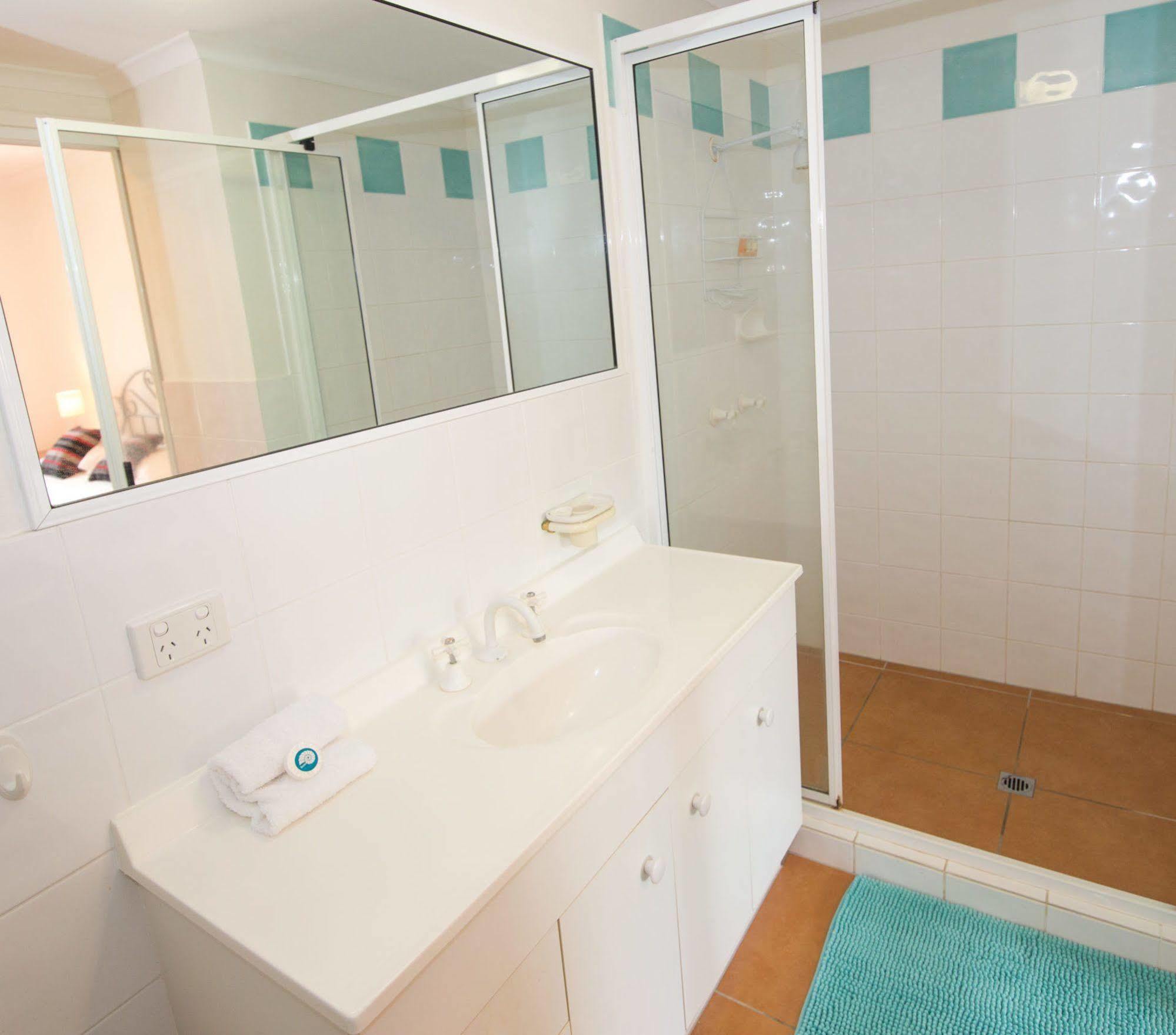 At Beach Court Holiday Villas Airlie Beach Eksteriør bilde