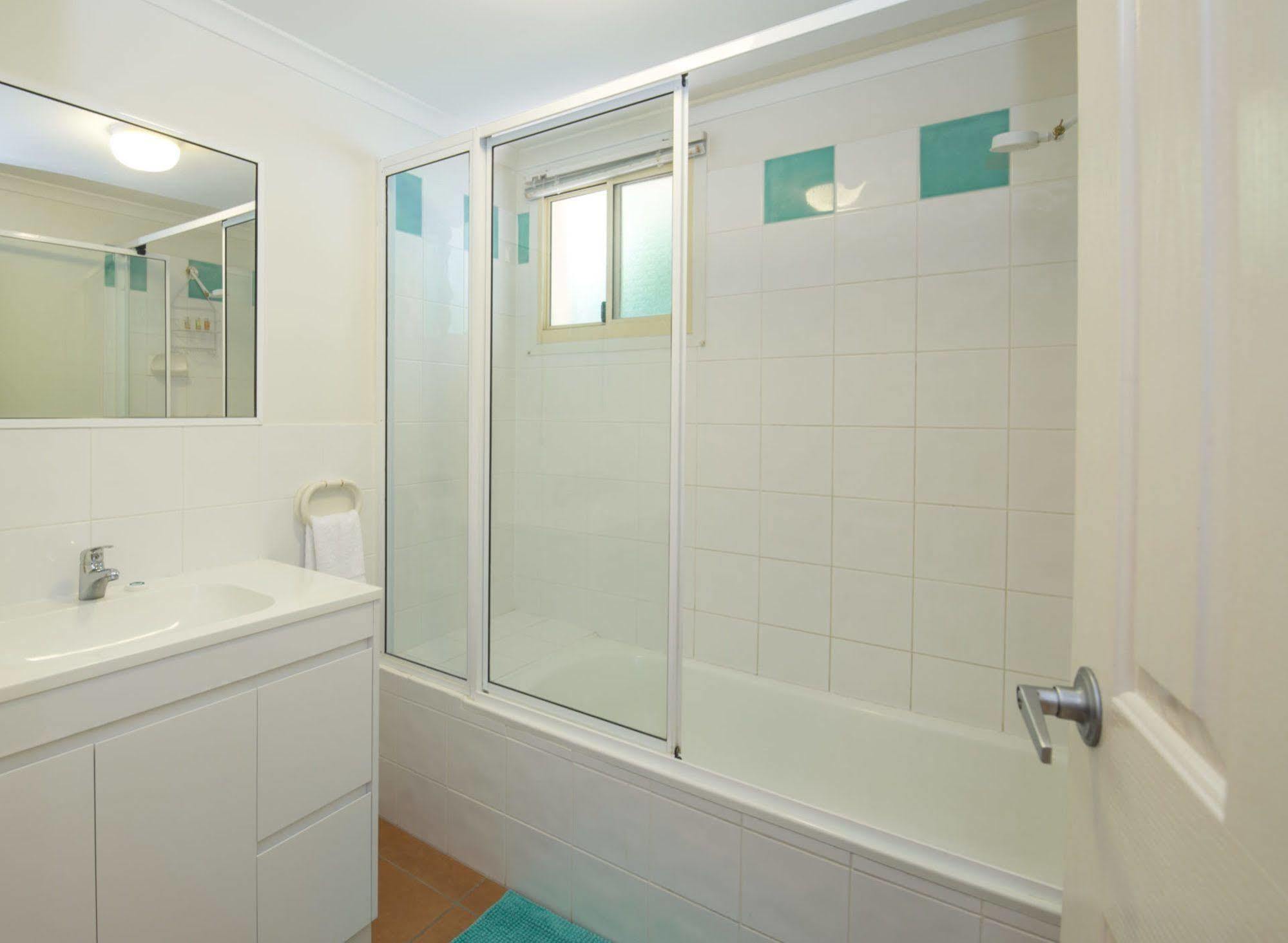 At Beach Court Holiday Villas Airlie Beach Eksteriør bilde