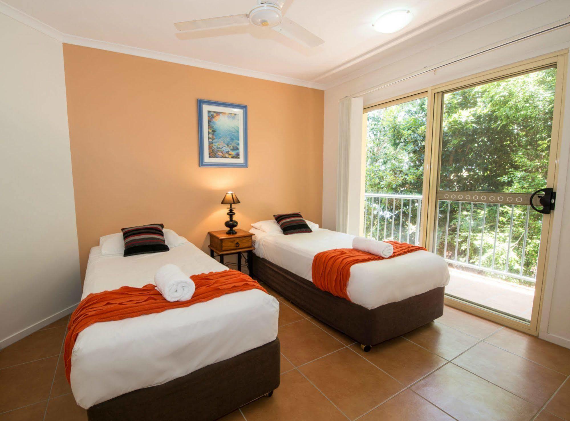 At Beach Court Holiday Villas Airlie Beach Eksteriør bilde