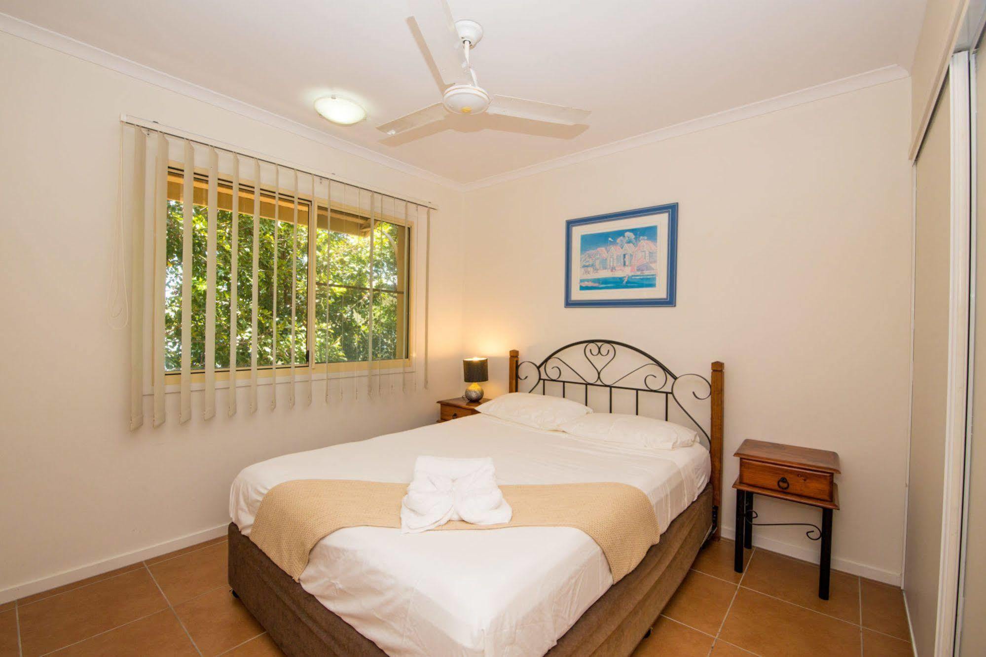 At Beach Court Holiday Villas Airlie Beach Eksteriør bilde