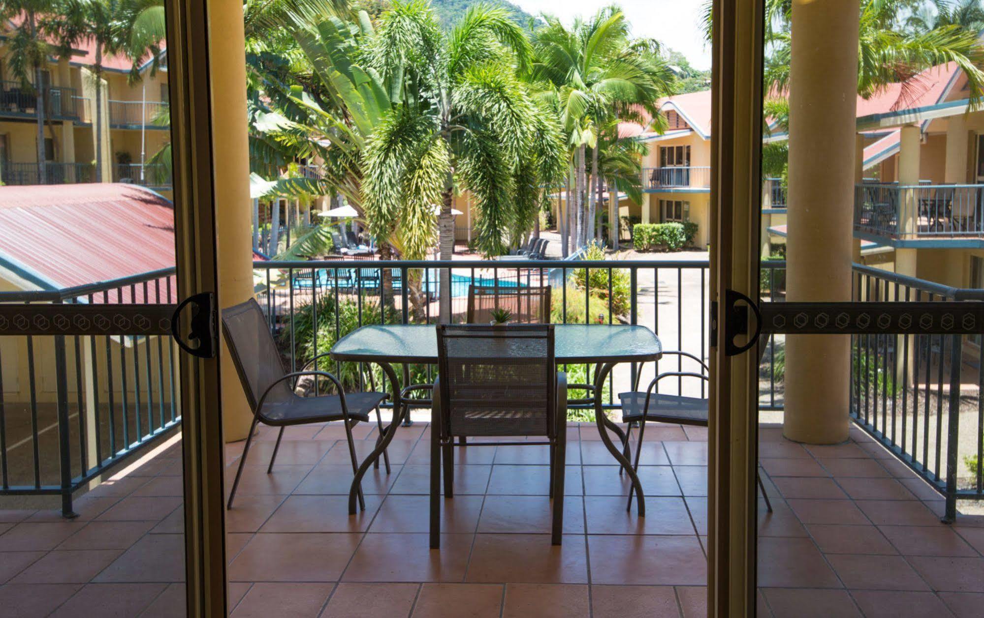 At Beach Court Holiday Villas Airlie Beach Eksteriør bilde
