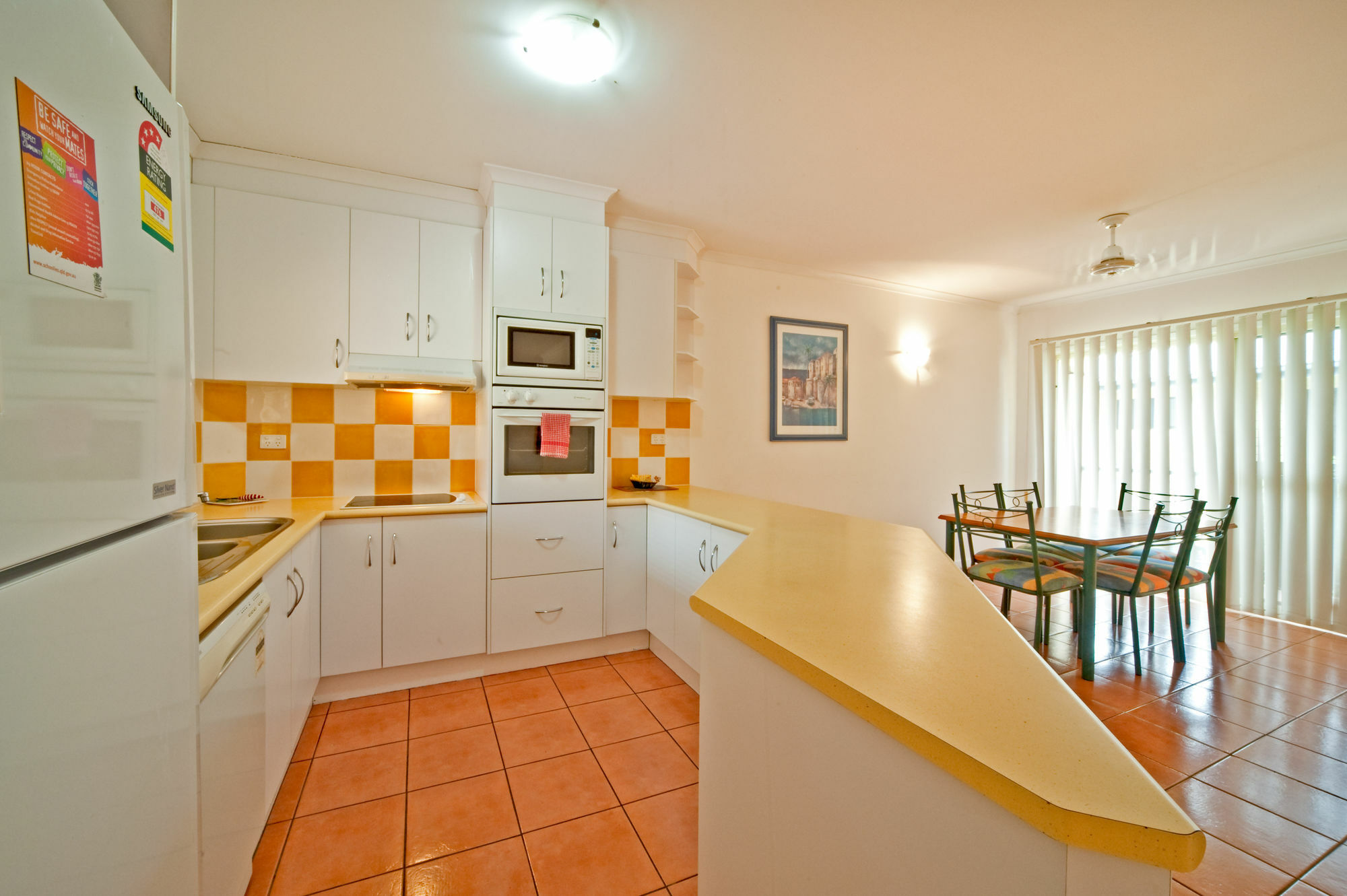 At Beach Court Holiday Villas Airlie Beach Eksteriør bilde