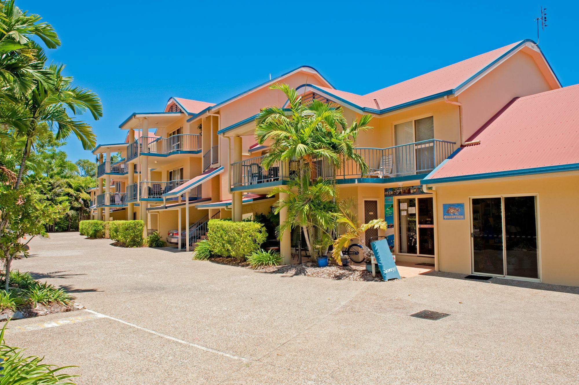 At Beach Court Holiday Villas Airlie Beach Eksteriør bilde