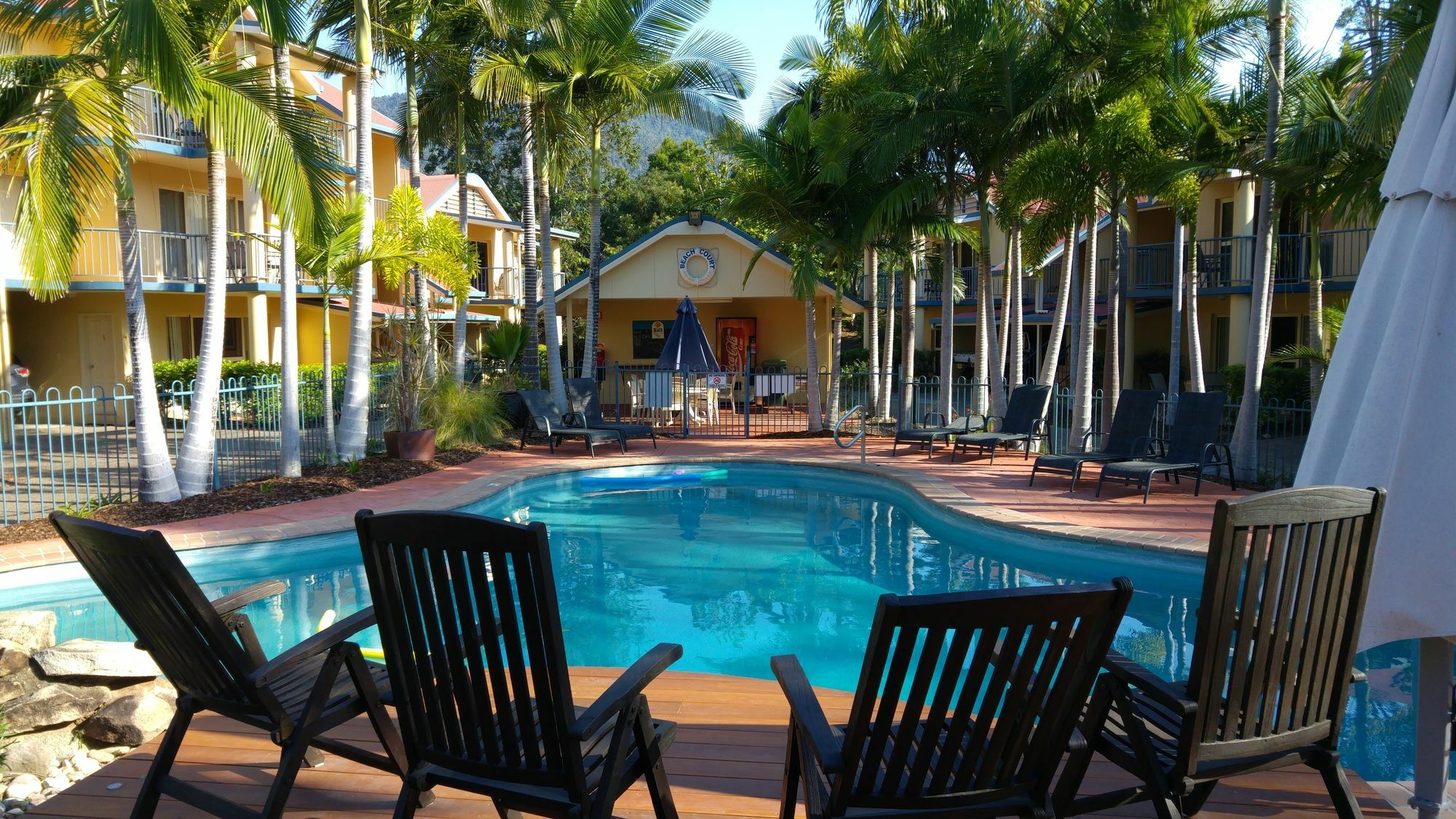 At Beach Court Holiday Villas Airlie Beach Eksteriør bilde